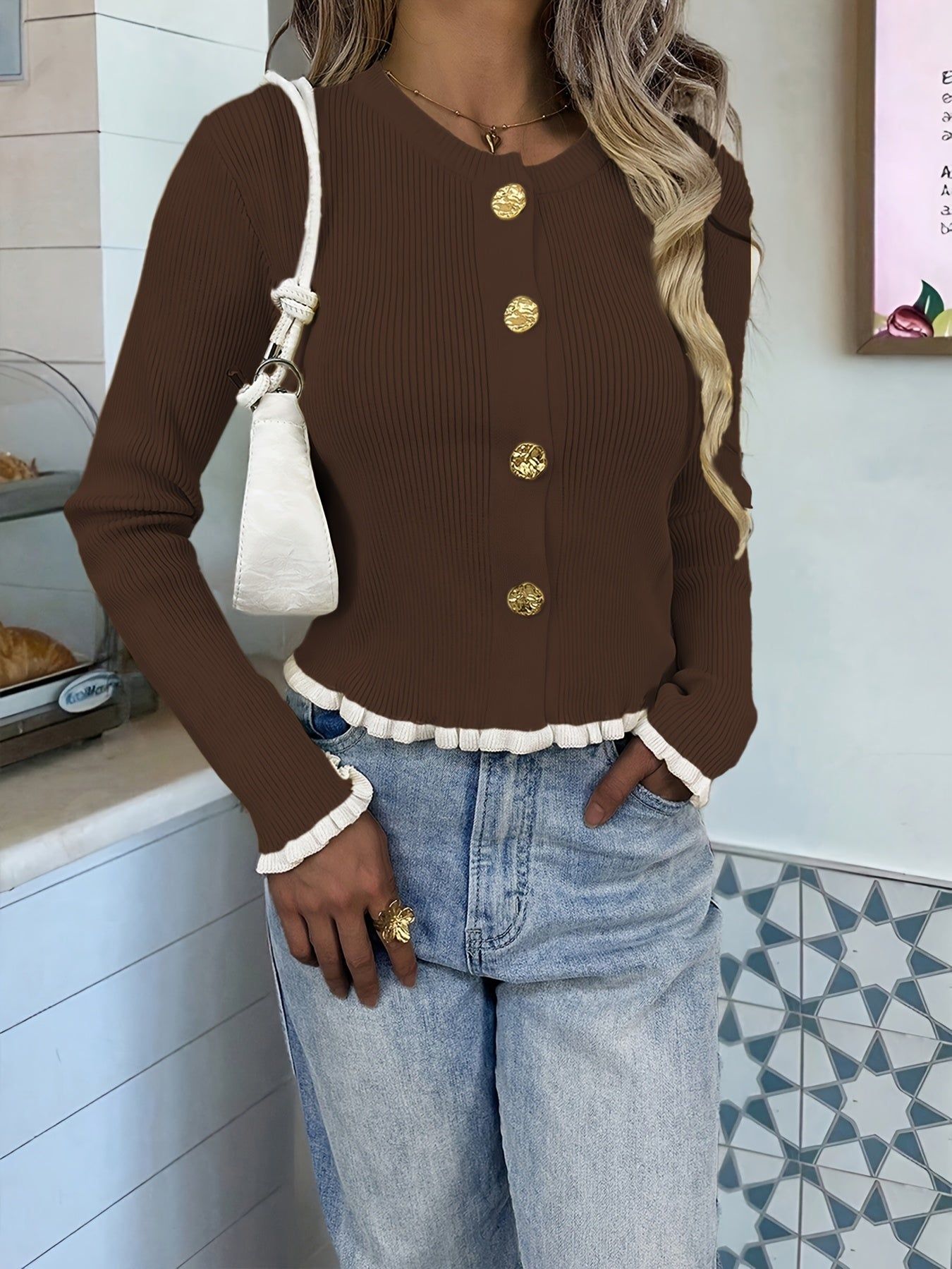 Ribstrikket Cardigan med Guldknapper og Lange Ærmer. Fås i flere farver. — Main Image