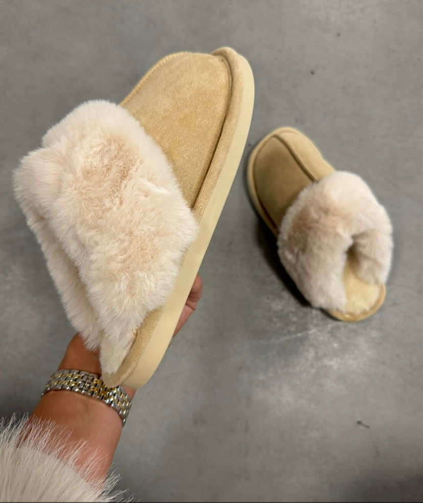 Komfortable hjemmesko med plysset for i beige, perfekt til hygge — Main Image