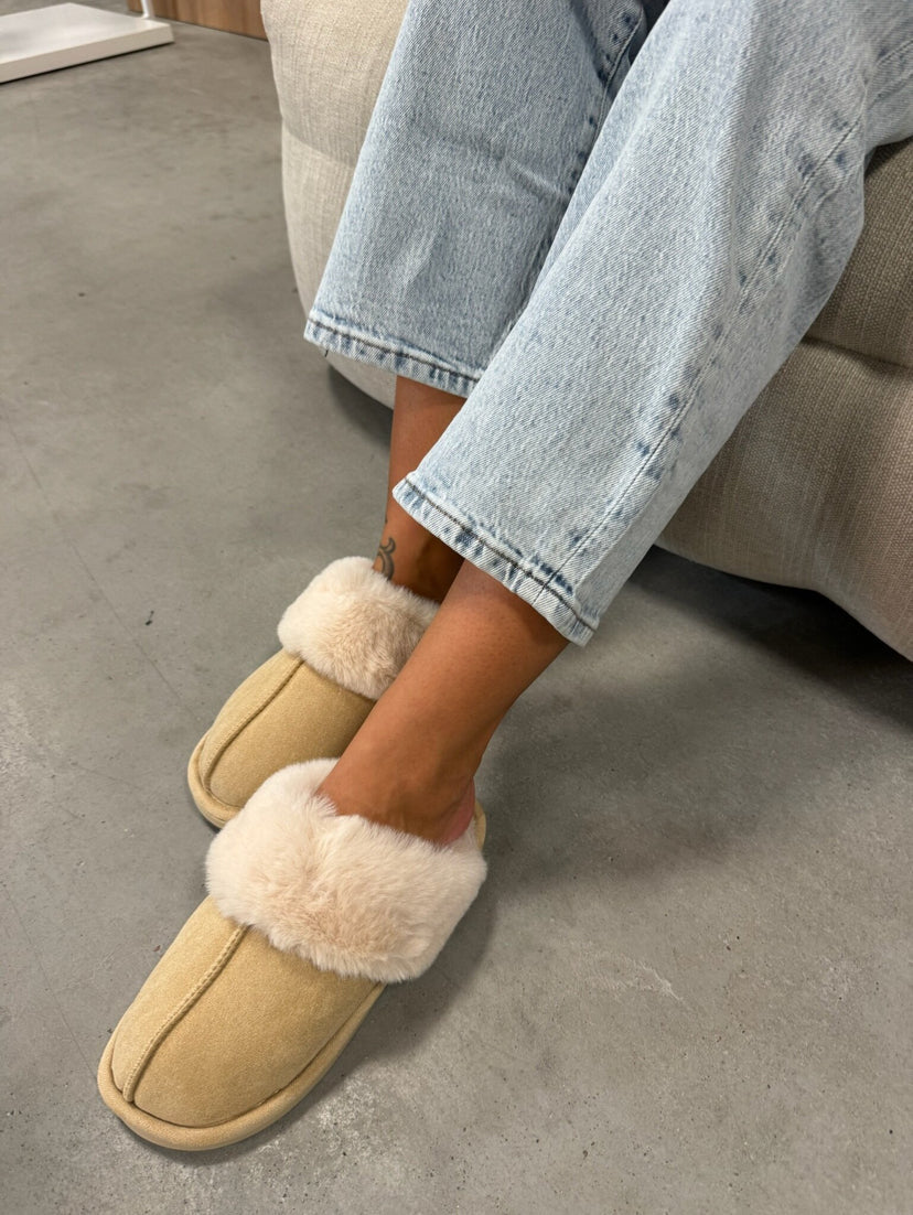 Komfortable hjemmesko med plysset for i beige, perfekt til hygge — Image 9