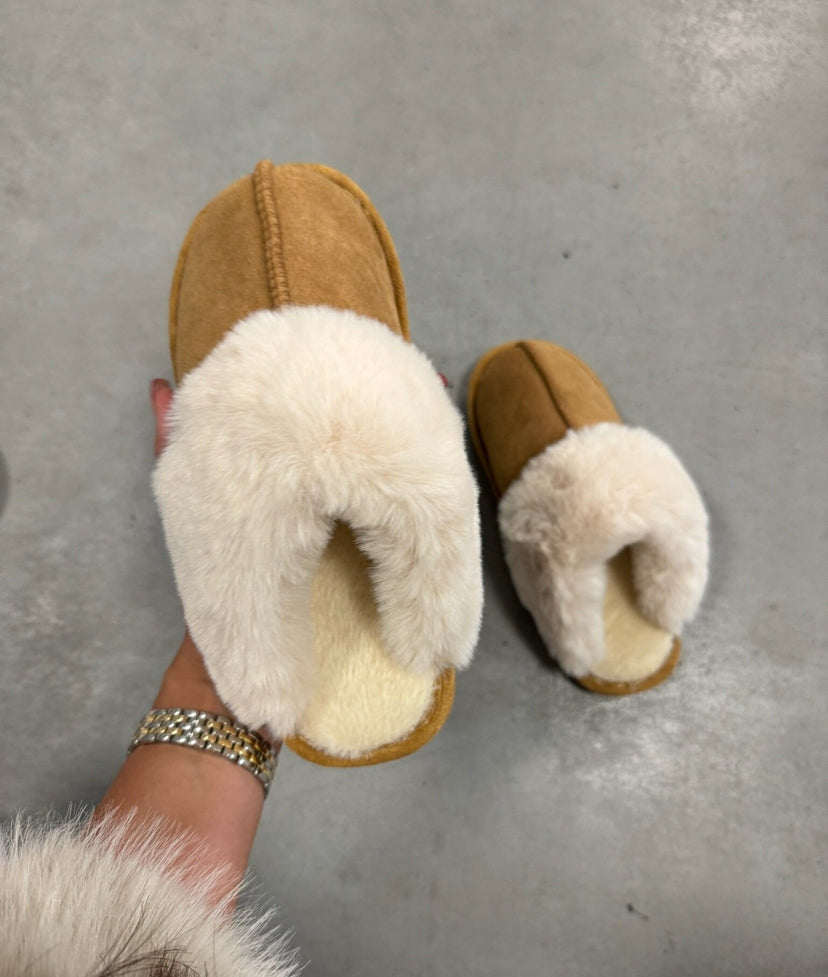 Luksuriøse fåreskind hjemmesko til kvinder brun blød varm — Main Image