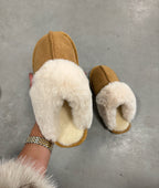 Luksuriøse fåreskind hjemmesko til kvinder brun blød varm — Main Image