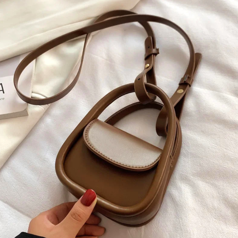 Stilfuld Kvinde Mini Crossbody Taske i Brun PU Læder med Justerbar Rem — Main Image