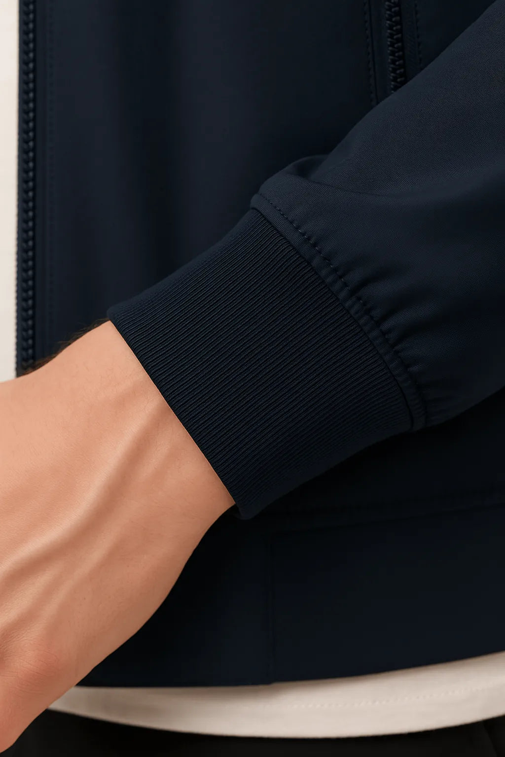 Stilfuld herrejakke i mørkeblå med lynlås og ribkanter — Image 3