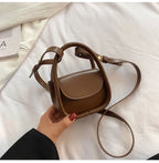 Stilfuld Kvinde Mini Crossbody Taske i Brun PU Læder med Justerbar Rem — Image 2