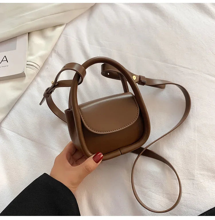 Stilfuld Kvinde Mini Crossbody Taske i Brun PU Læder med Justerbar Rem — Image 2