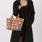 Dame Lærred Håndtaske med Læderdetaljer og Unikt Mønster, Beige, Stilfuld Shopper — Image 9