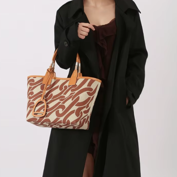 Dame Lærred Håndtaske med Læderdetaljer og Unikt Mønster, Beige, Stilfuld Shopper — Image 9