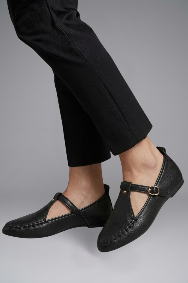 Women's Leather Flats with Buckle Closure for Everyday Wear