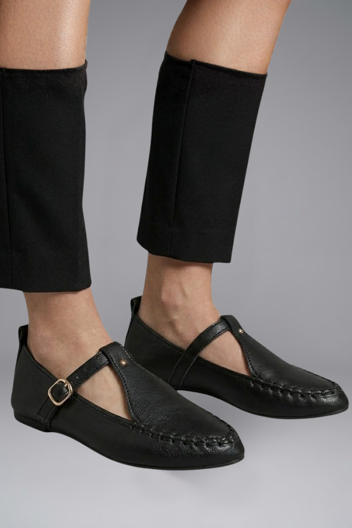 Women's Leather Flats with Buckle Closure for Everyday Wear