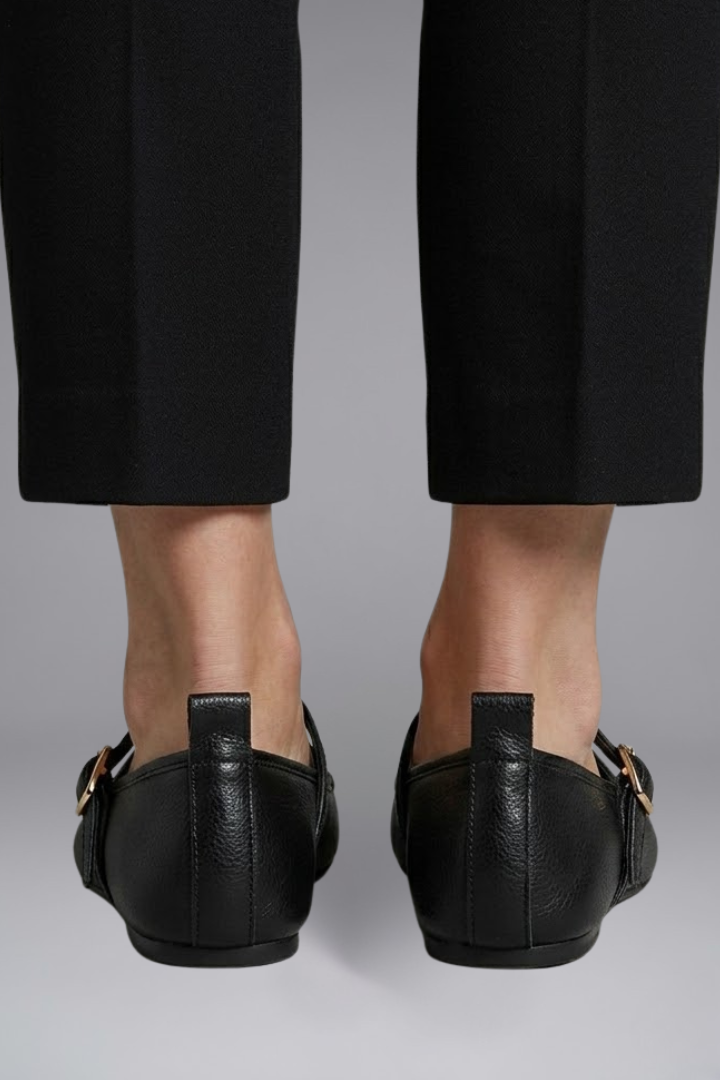 Women's Leather Flats with Buckle Closure for Everyday Wear