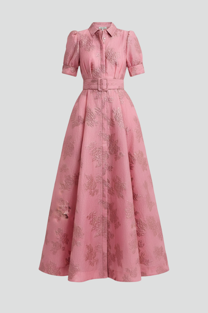 Elegant Lyserød Maxikjole med Bælte og Blomsterdetaljer — Main Image