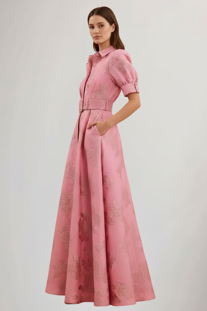 Elegant Lyserød Maxikjole med Bælte og Blomsterdetaljer — Image 4