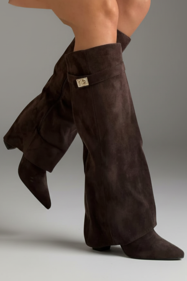 Women’s knee-high boots with wide opening and block heel