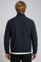 Stilfuld herrejakke i mørkeblå med lynlås og ribkanter