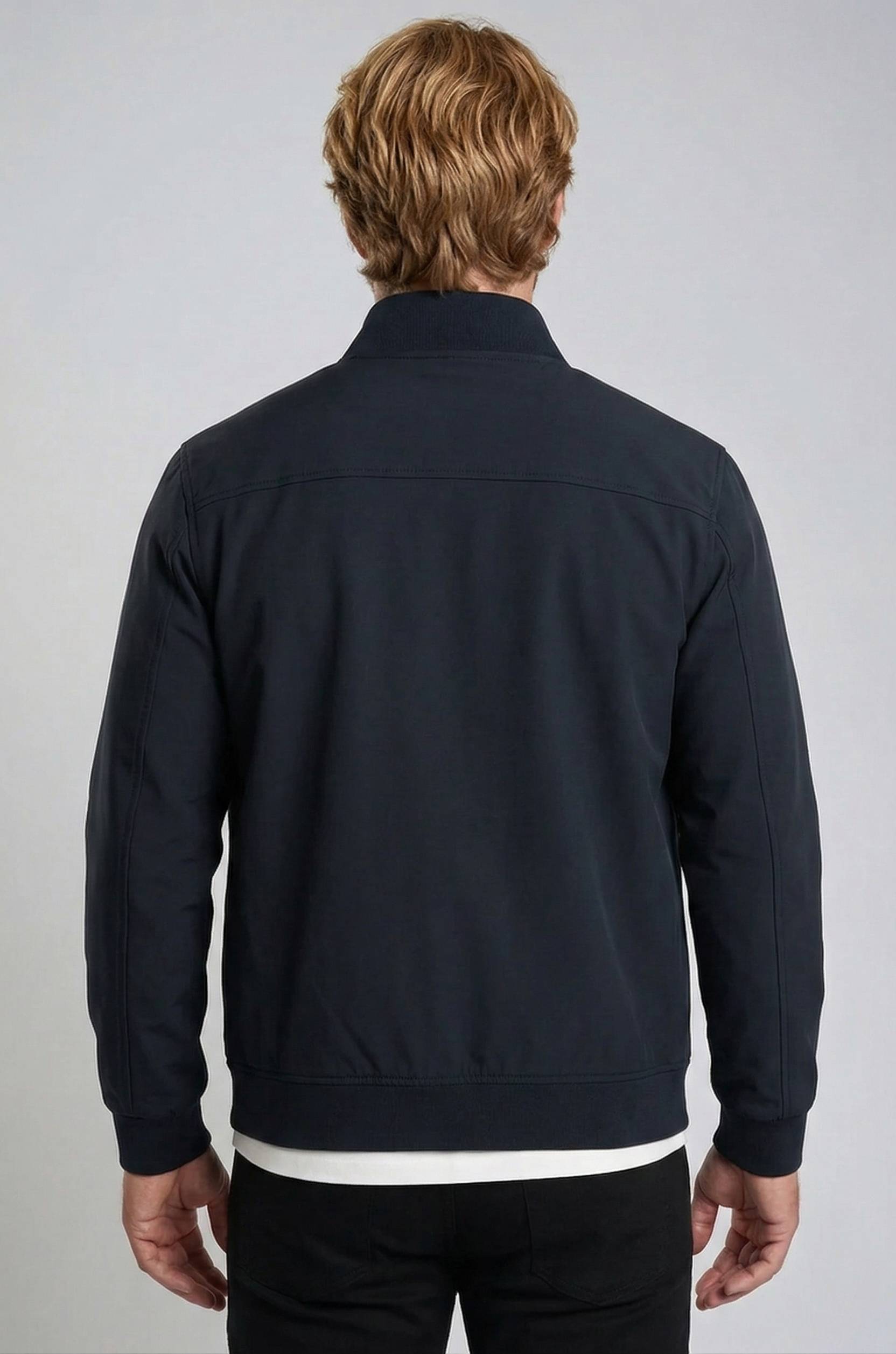 Stilfuld herrejakke i mørkeblå med lynlås og ribkanter