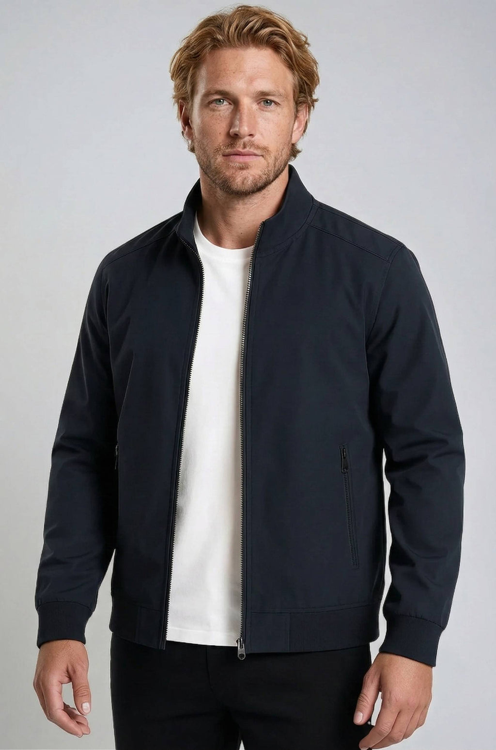 Stilfuld herrejakke i mørkeblå med lynlås og ribkanter