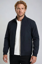 Stilfuld herrejakke i mørkeblå med lynlås og ribkanter