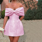 Cocktailkjole i pink med off-shoulder design — Main Image