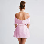 Cocktailkjole i pink med off-shoulder design — Image 3