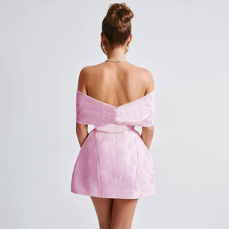 Cocktailkjole i pink med off-shoulder design — Image 3