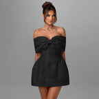 Cocktailkjole i pink med off-shoulder design — Image 4