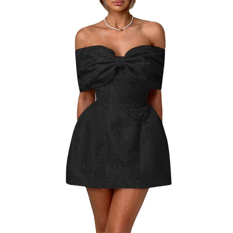 Cocktailkjole i pink med off-shoulder design — Image 5