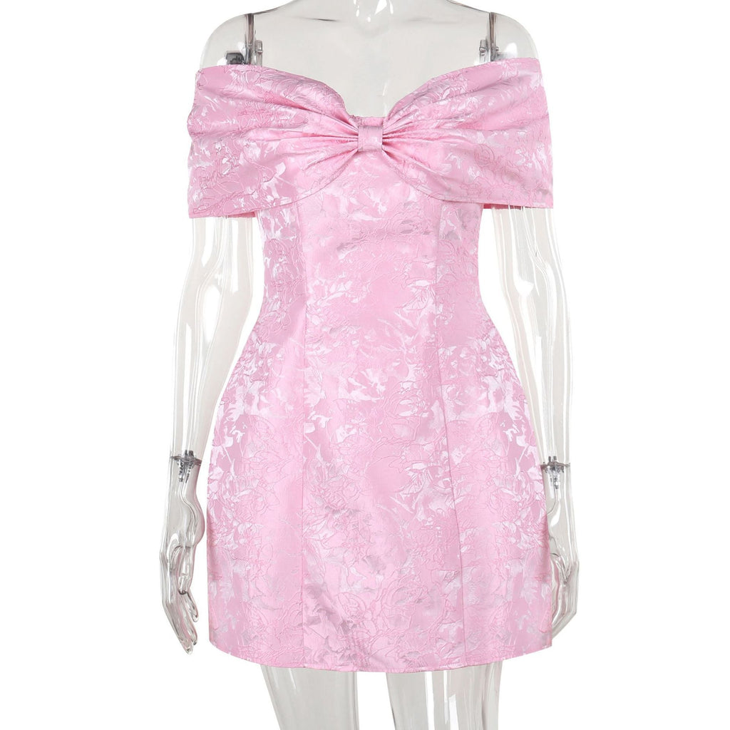 Cocktailkjole i pink med off-shoulder design — Image 7