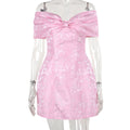 Cocktailkjole i pink med off-shoulder design — Image 7