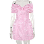 Cocktailkjole i pink med off-shoulder design — Image 7