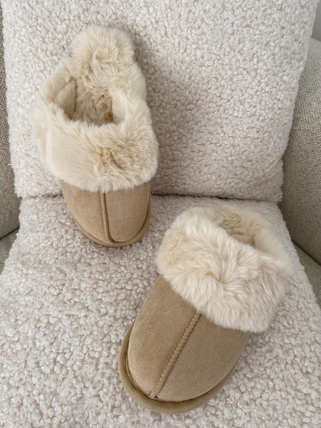 Komfortable hjemmesko med plysset for i beige, perfekt til hygge — Image 2