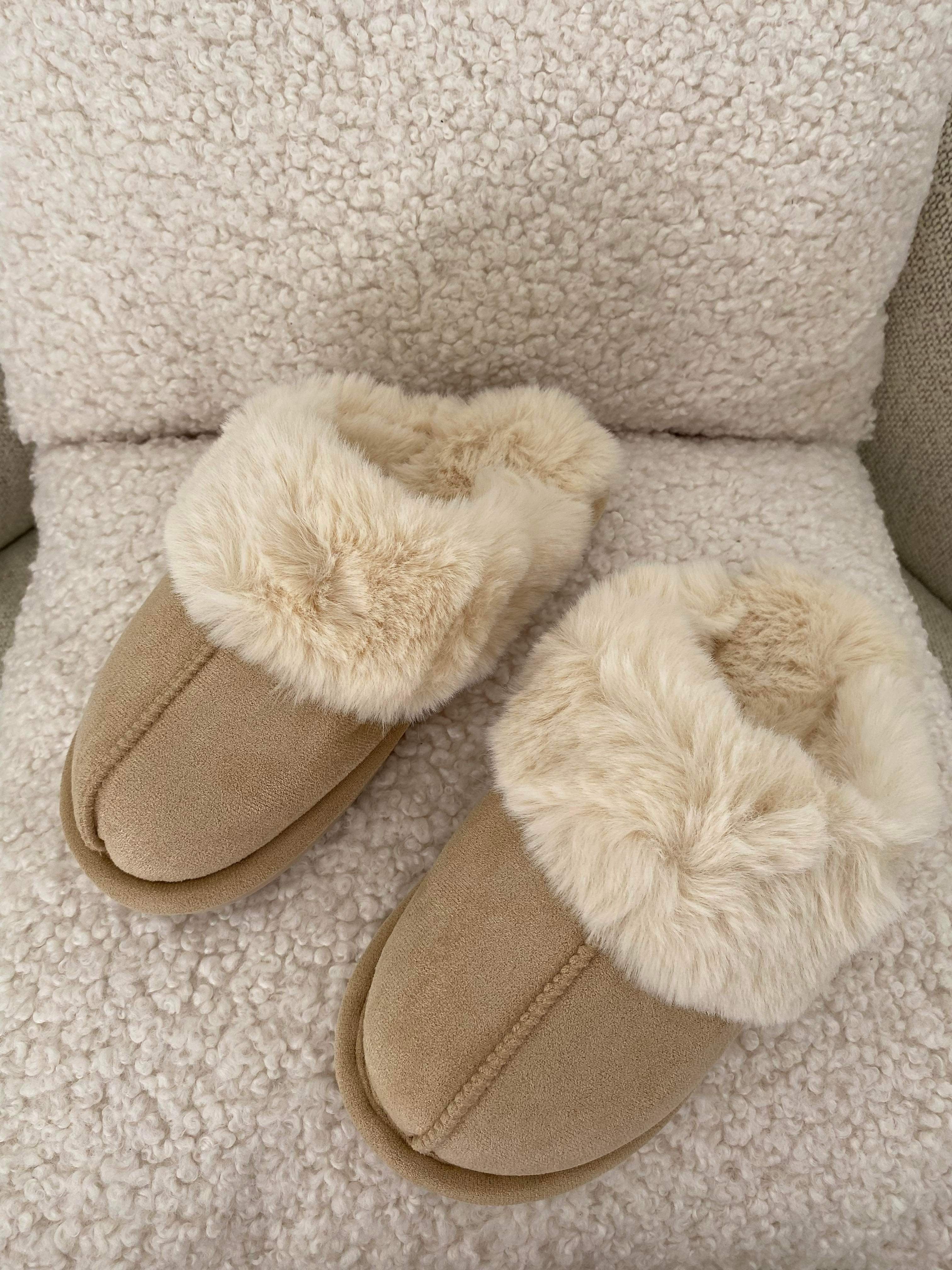 Komfortable hjemmesko med plysset for i beige, perfekt til hygge — Image 3