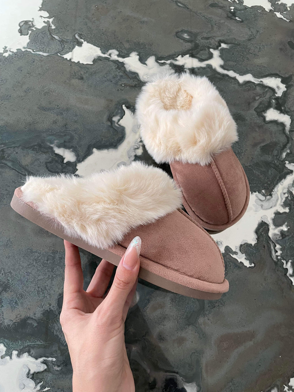 Bløde hjemmesko til kvinder med pelsfor i brun og creme, størrelse M — Image 3