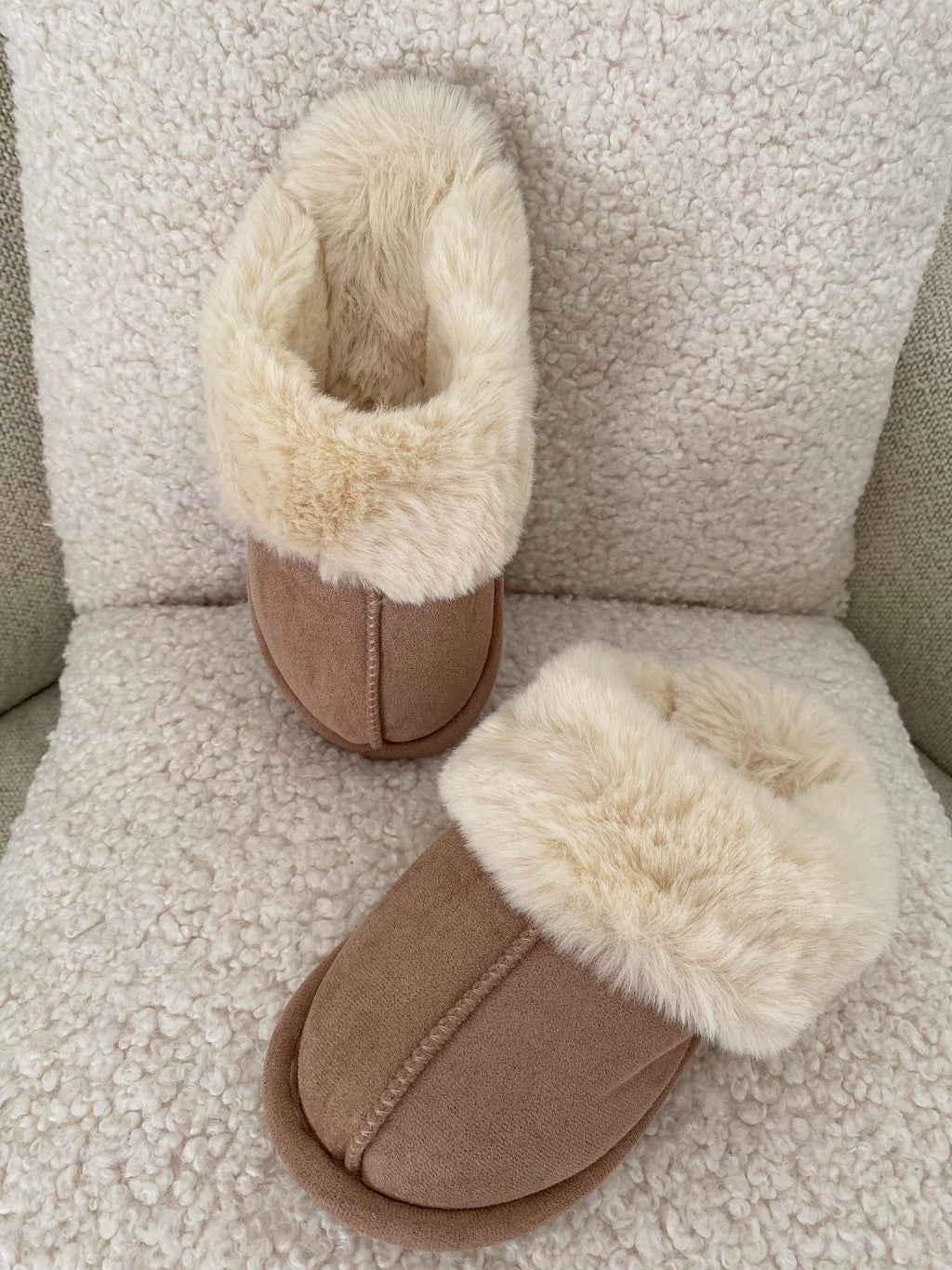 Bløde hjemmesko til kvinder med pelsfor i brun og creme, størrelse M — Main Image