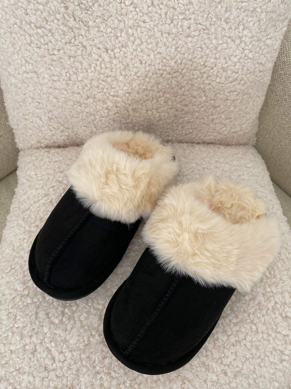 Komfortable hjemmesko med plysset for i sort og beige — Image 2